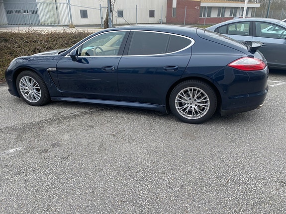 Porsche Panamera 4S 3 of 4