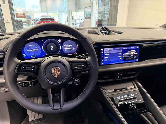 Porsche Macan 4 10 of 18