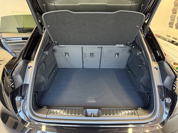 Porsche Macan 4 17 of 18