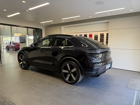 Porsche Macan 4 3 of 5