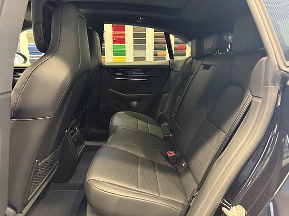 Porsche Macan 4 15 of 18