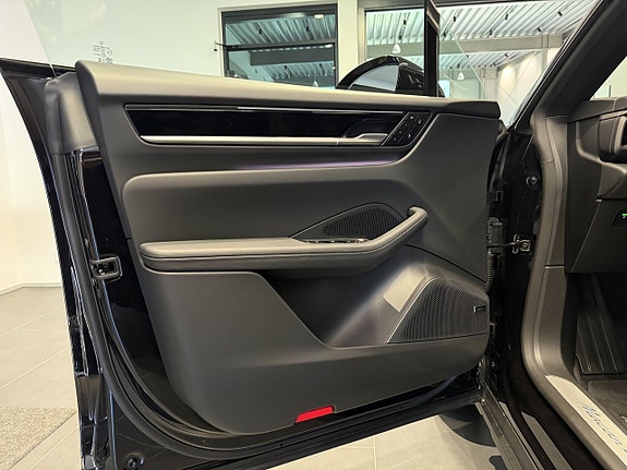 Porsche Macan 4 8 of 18