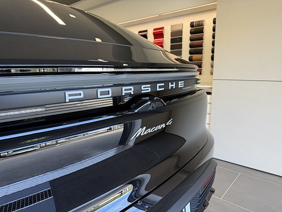Porsche Macan 4 4 of 5