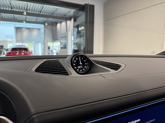 Porsche Macan 4 9 of 18