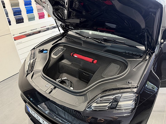 Porsche Macan 4 16 of 18