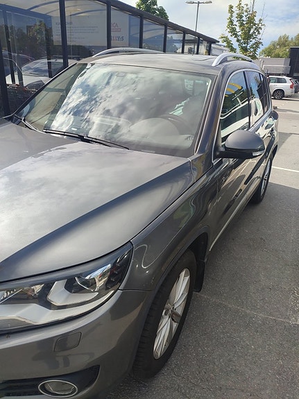 Volkswagen Tiguan 2 of 5