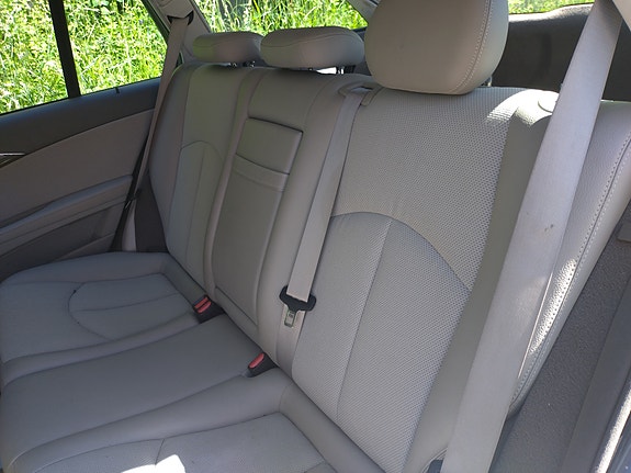 Mercedes-Benz E200 3 of 5