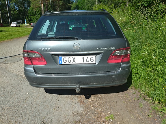 Mercedes-Benz E200 2 of 5