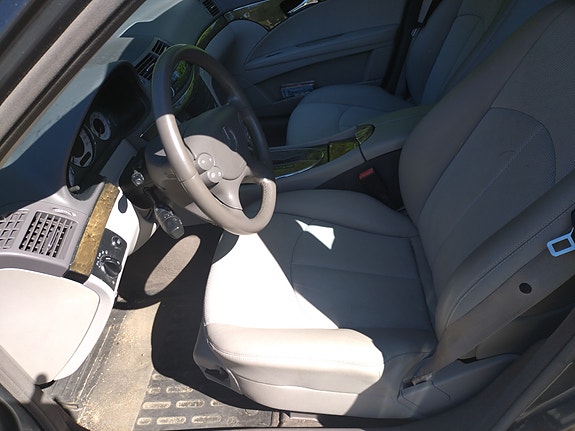 Mercedes-Benz E200 4 of 5