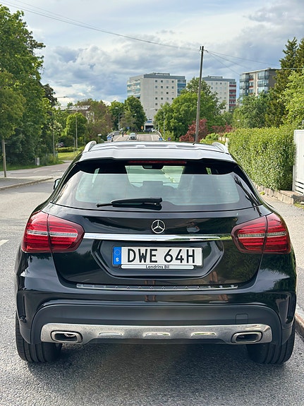 Mercedes-Benz GLA200 2 of 10