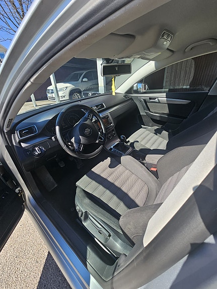 Volkswagen Passat 9 of 12
