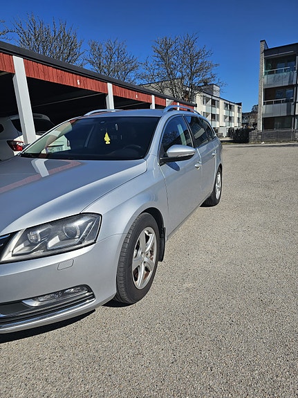 Volkswagen Passat 2 of 5
