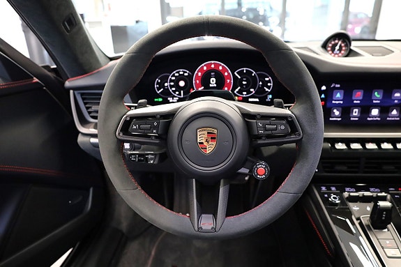Porsche 911 Carrera 4 GTS 17 of 23