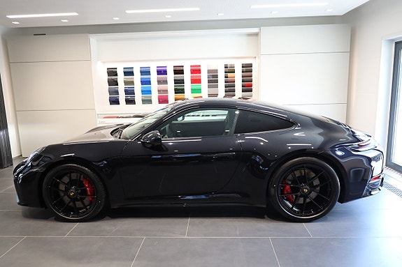 Porsche 911 Carrera 4 GTS 4 of 5