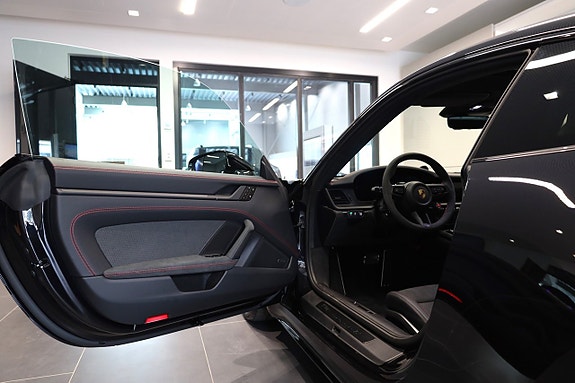 Porsche 911 Carrera 4 GTS 11 of 23