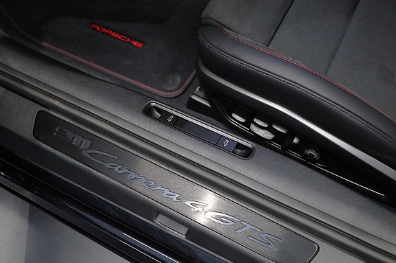 Porsche 911 Carrera 4 GTS 20 of 23