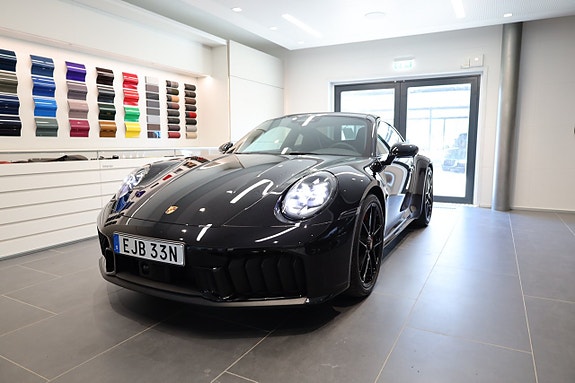 Porsche 911 Carrera 4 GTS 3 of 5