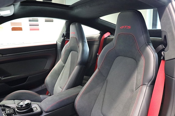 Porsche 911 Carrera 4 GTS 12 of 23