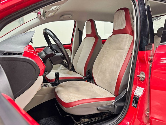 Volkswagen UP! 4 of 5