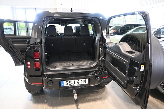 Land Rover Defender 110 15 of 28