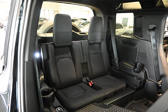 Land Rover Defender 110 14 of 28