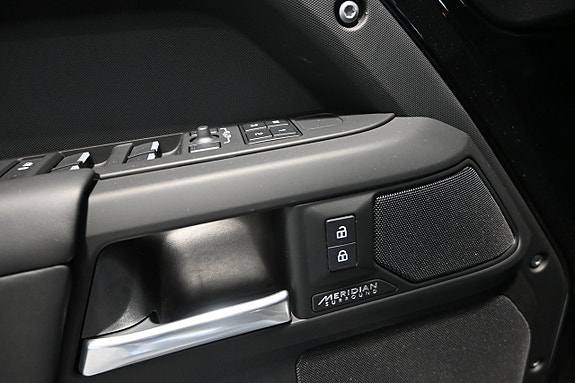 Land Rover Defender 110 19 of 28