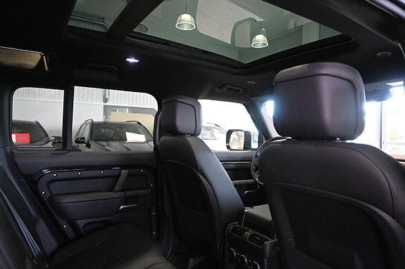 Land Rover Defender 110 12 of 28