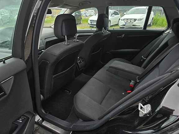 Mercedes-Benz C200 6 of 12