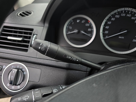 Mercedes-Benz C200 11 of 12