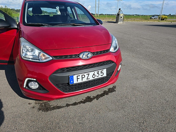 Hyundai i10 2 of 5