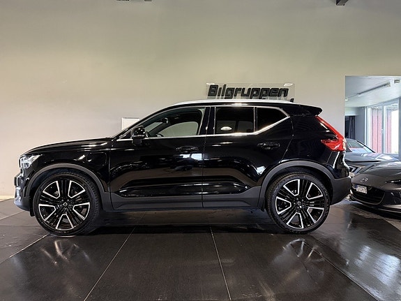 Volvo XC40 2 of 5