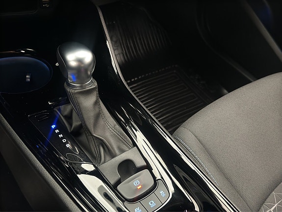 Toyota C-HR 26 of 30