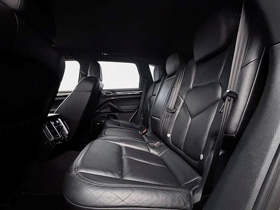 Porsche Cayenne 15 of 30