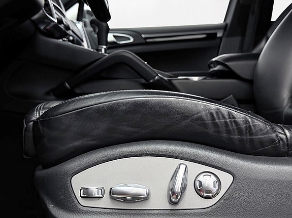 Porsche Cayenne 13 of 30