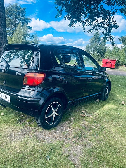Toyota Yaris 3 of 4