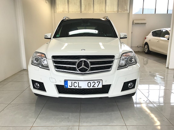 Mercedes-Benz GLK320 2 of 5
