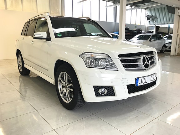 Mercedes-Benz GLK320 3 of 5