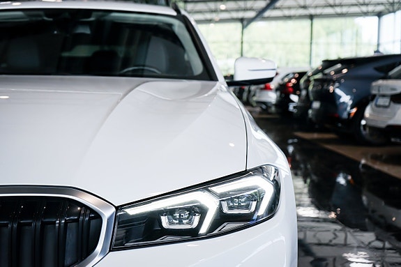 BMW 330e 4 of 30