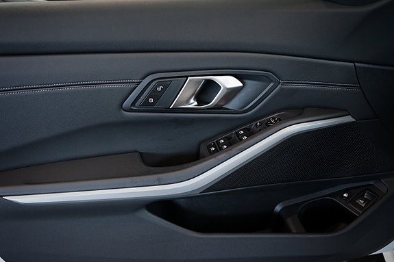 BMW 330e 28 of 30