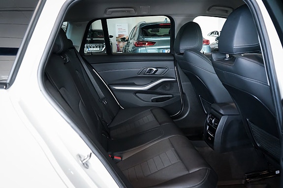 BMW 330e 12 of 30