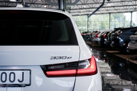 BMW 330e 8 of 30