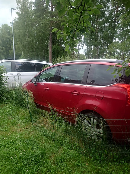 Peugeot 5008 2 of 3