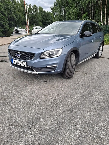 Volvo V60 Cross Country 2 of 5