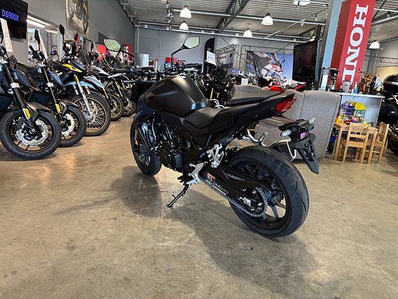 Honda CB750 Hornet 4 of 5