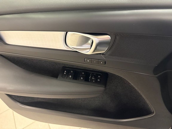 Volvo XC40 4 of 10