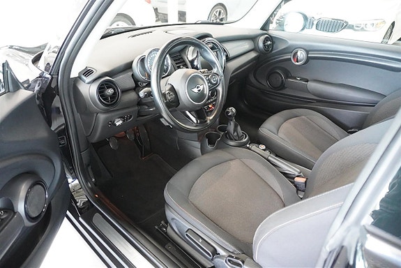 MINI Cooper 2 of 5
