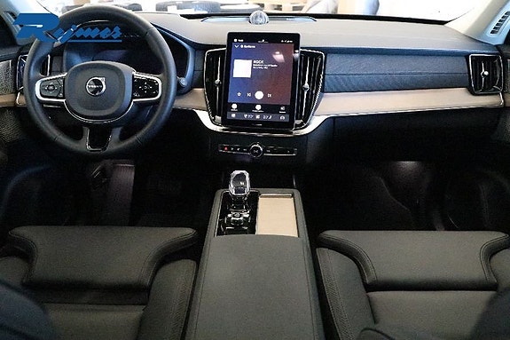Volvo XC90 2 of 22
