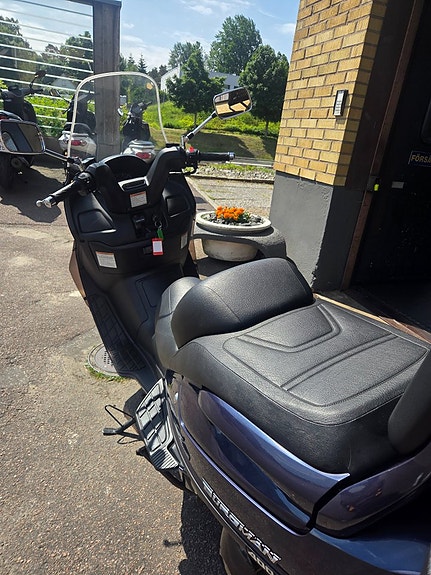 Suzuki Burgman AN400 4 of 5