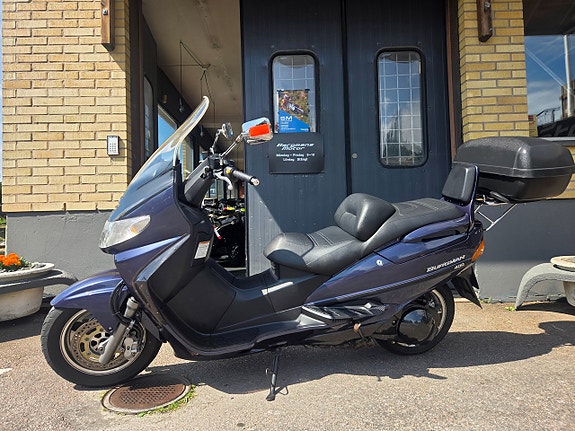 Suzuki Burgman AN400 2 of 5