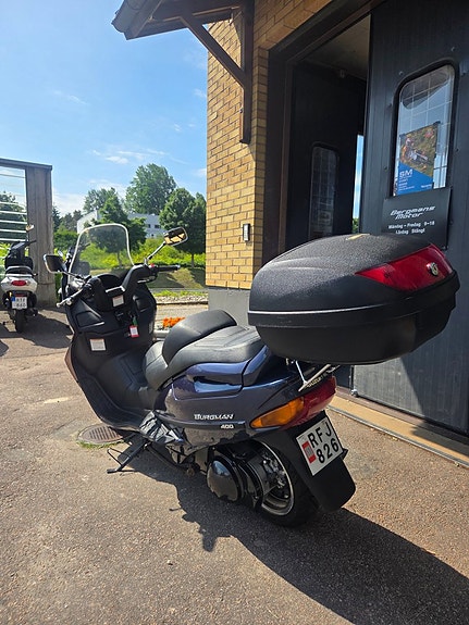 Suzuki Burgman AN400 3 of 5